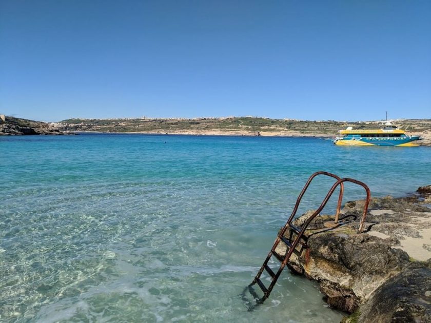 blue lagoon sur l'île de comino à malte