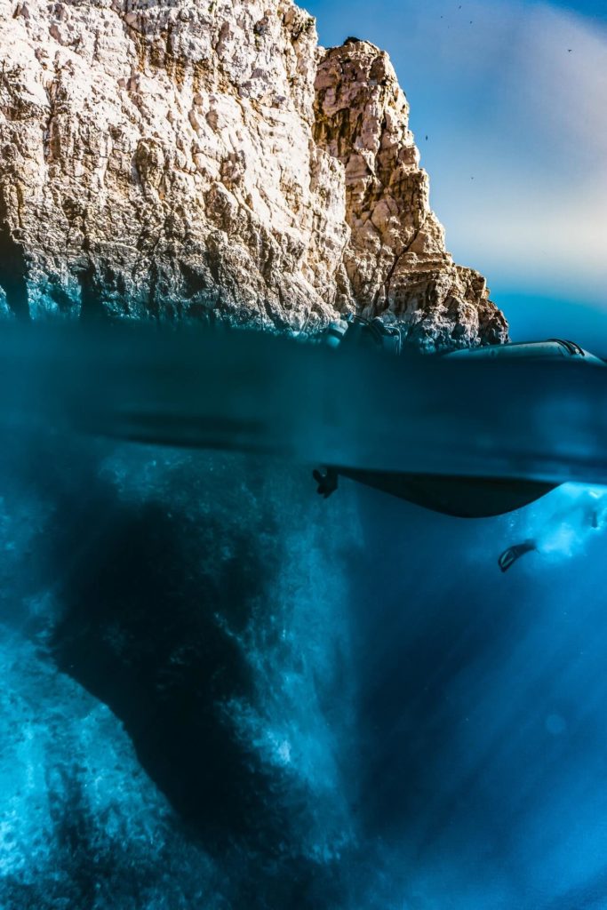 vue sous-marine d'une falaise